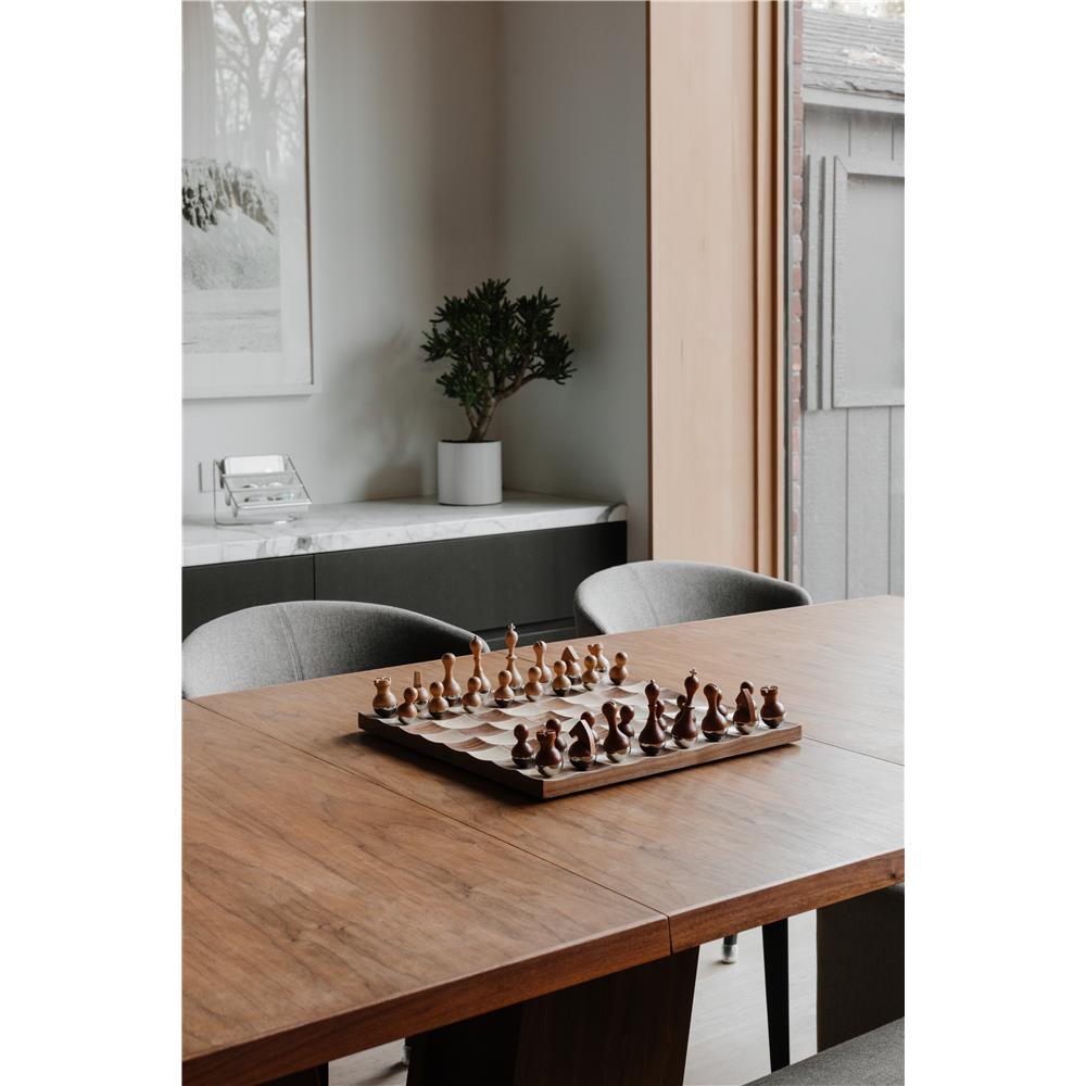 Umbra Wobble Schach Set mit vertieften Spielfeldern Ahorn- und Walnussholz