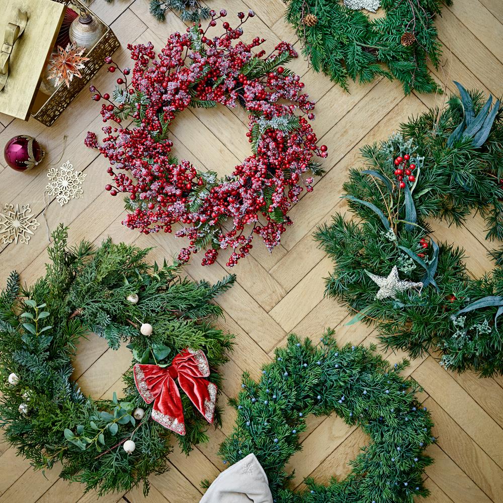 Bloomingville Pine Tannenkranz, Grün, 60 cm Weihnachtskranz mit roten Beeren