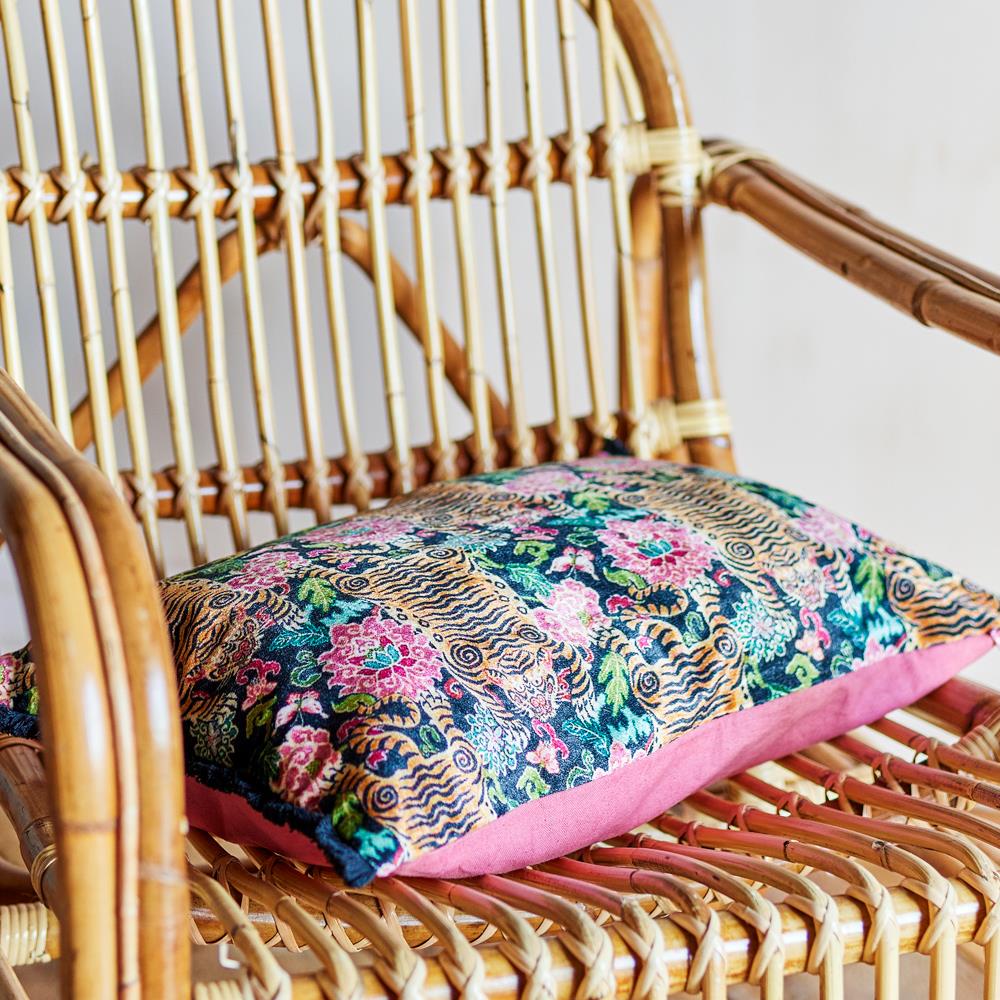 Bloomingville Lester Kissen 50x35 cm bunt - Baumwollkissen mit Tiger Motiv & Fransen für Sofa Deko