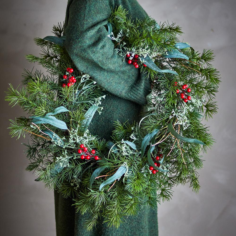 Bloomingville Pine Tannenkranz, Grün, 60 cm Weihnachtskranz mit roten Beeren