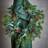 Bloomingville Pine Tannenkranz, Grün, 60 cm Weihnachtskranz mit roten Beeren