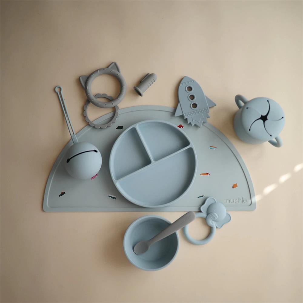 Mushie Silikon-Kinderteller, Powder Blue, Geteilter Teller mit Rutschfestem Saugnapf