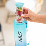 NILS CAMP Trinkflasche Tritan 950 ml blau mit Fruchteinsatz für Sport Outdoor