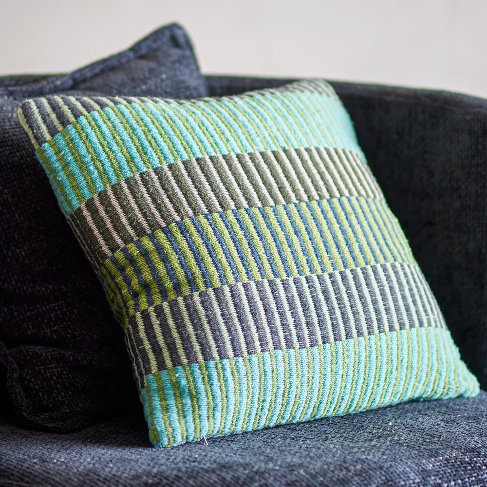 Bloomingville Isnel Kissen 45x45 cm grün/braun - Kissen aus recycelter Baumwolle mit Streifenmuster für Sofa