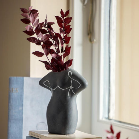 Bloomingville Lulu Deko‑Vase schwarz aus Terrakotta – skulpturale Vase für Wohnzimmer & Tischdeko