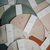 Mushie Silikon-Platzdeckchen, Cambridge Blue Confetti, Tischset, BPA-frei