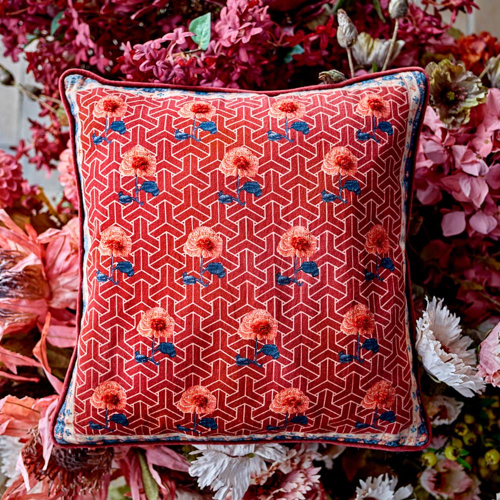 Bloomingville Zharai Kissen 50x50 cm rot - Baumwollkissen mit Blumenmuster & Samtpaspel für Sofa