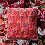 Bloomingville Zharai Kissen 50x50 cm rot - Baumwollkissen mit Blumenmuster & Samtpaspel für Sofa