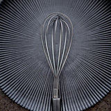 Bloomingville Neri Teller Schwarz – Steingut, Ø23 cm, skandinavisches Design mit Rillenstruktur