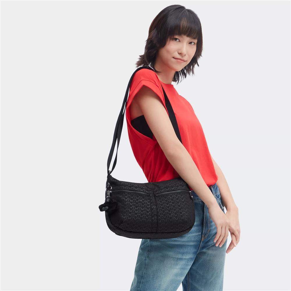 Kipling IZELLAH, mittelgroße Schultertasche, Signature Emb (schwarz), Umhängetasche mit viel Stauraum