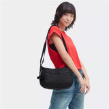 Kipling IZELLAH, mittelgroße Schultertasche, Signature Emb (schwarz), Umhängetasche mit viel Stauraum