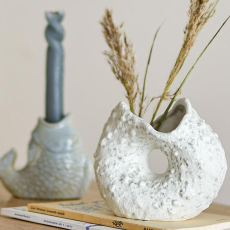 Bloomingville Fianna Vase aus Steingut in Weiß, organische Designvase im maritimen Stil