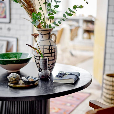 Bloomingville Ohana Vase schwarz D16,5 cm aus Steingut – handbemalte Vase für Wohnzimmer