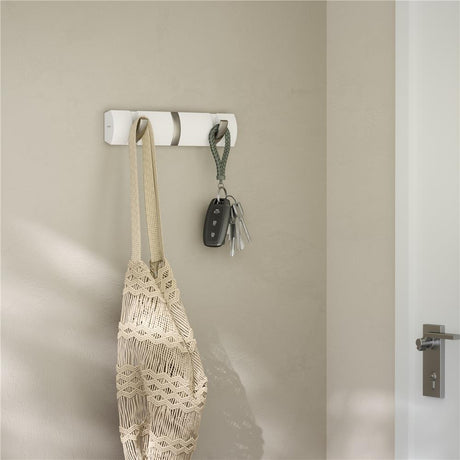 Umbra Flip Wandgarderobe, Garderobenleiste in Weiß, mit 3 beweglichen Haken in Silber