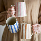 Bloomingville Begonia Tasse aus Steingut in braun, 440 ml, handbemalt, große Kaffeetasse