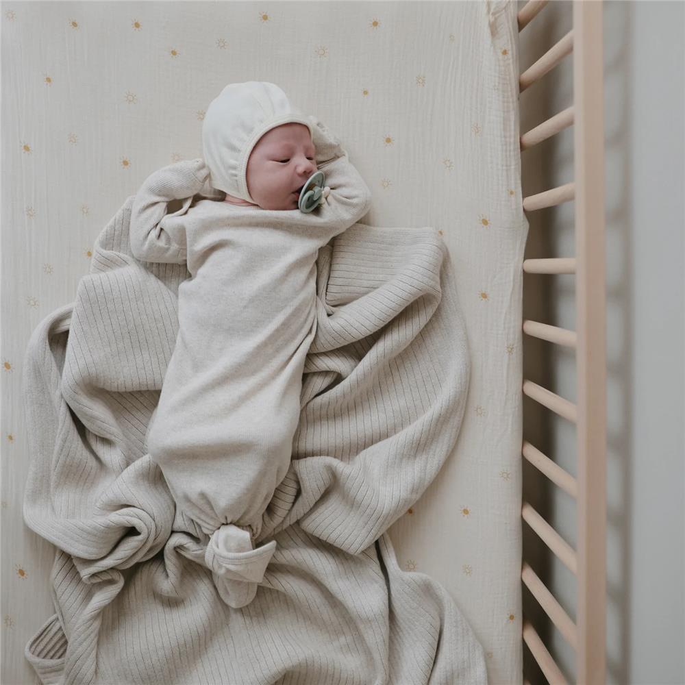 Mushie Gestrickte Babydecke Rippenmuster, Beige Melange, aus 100% Bio-Baumwolle
