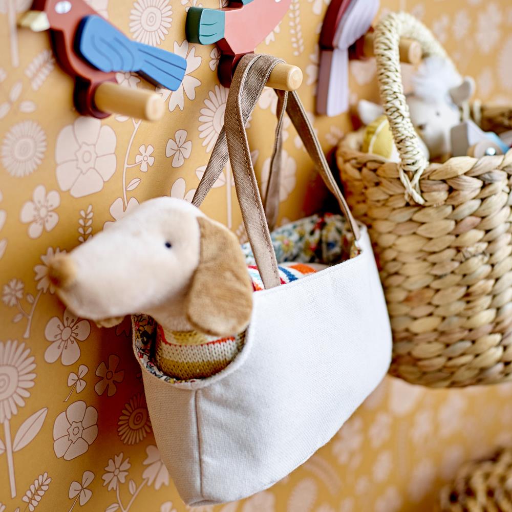 Bloomingville MINI Hilena Plüschtier Hund mit Tasche tragbar Kinder Spielzeug Stofftier Baby