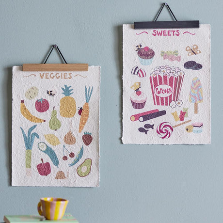 Bloomingville MINI Papio Poster Set fürs Kinderzimmer mit Süßigkeiten & Gemüse, bunt
