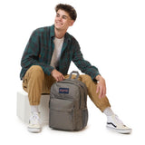 JanSport Big Day Pack Rucksack in Graphite Grey – großer Schul‑ & Laptoprucksack mit 34 L Volumen