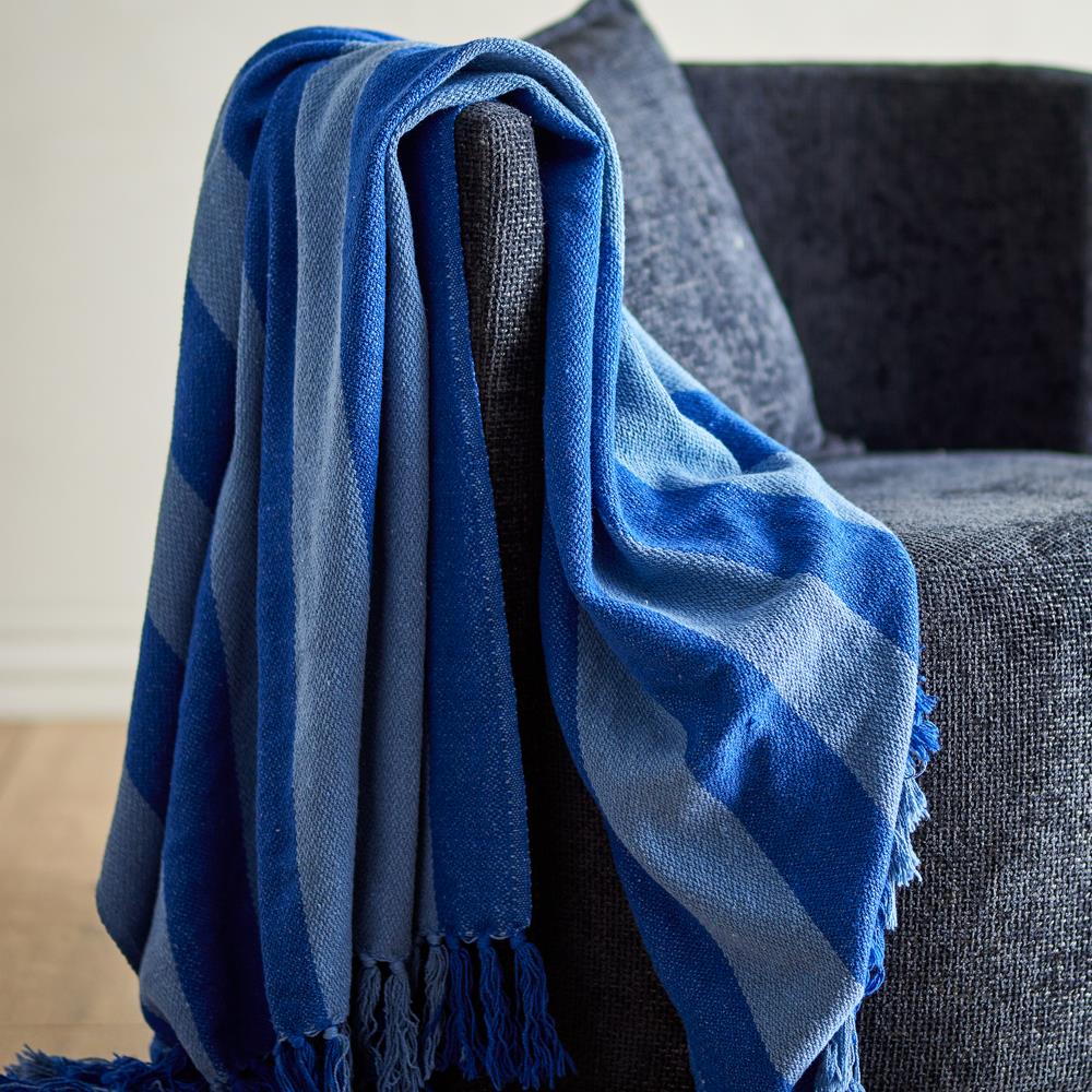 Bloomingville Frello Decke blau - Plaid mit Streifen aus recycelter Baumwolle für Sofa