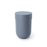 Umbra Touch Abfalleimer 6 L mit Schwingdeckel, in Schieferblau, Kosmetikeimer, Papierkorb, Badezimmereimer