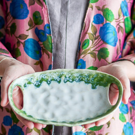 Bloomingville Prim Servierplatte grün L22 cm aus Steingut – handdekorierte Platte für Küche & Tischdeko
