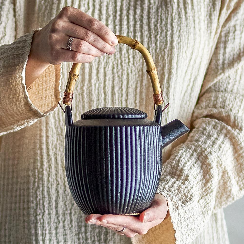 Bloomingville Neri Teekanne Schwarz – Steingut, 850 ml, Bambusgriff, skandinavisches Design mit Rillenstruktur