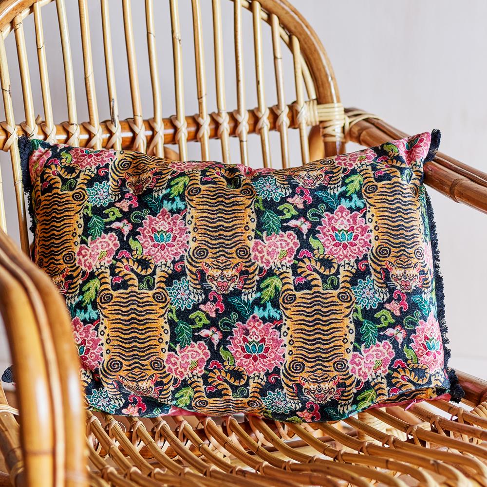 Bloomingville Lester Kissen 50x35 cm bunt - Baumwollkissen mit Tiger Motiv & Fransen für Sofa Deko