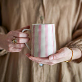 Bloomingville Begonia Tasse aus Steingut in rosa, 440 ml, handbemalt, große Kaffeetasse