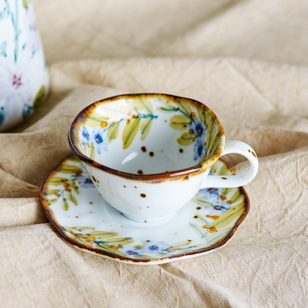 Bloomingville Savina Tasse 4er Set 219 ml bunt - Steingut Tassen mit Untertasse Blättermuster