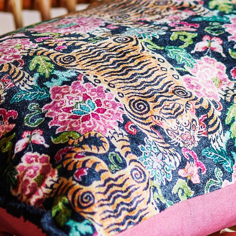 Bloomingville Lester Kissen 50x35 cm bunt - Baumwollkissen mit Tiger Motiv & Fransen für Sofa Deko