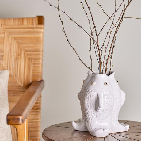 Bloomingville Fili Vase aus Steingut in Weiß mit Fischmotiv, dekorative Designvase im maritimen Stil