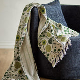 Bloomingville Eydis Decke 160x130 cm grün - Plaid aus recycelter Baumwolle mit Blumenmuster für Sofa