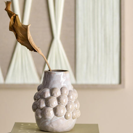 Bloomingville Poldor Vase aus Steingut in Natur – dekorative Vase für Wohnzimmer und Tischdeko
