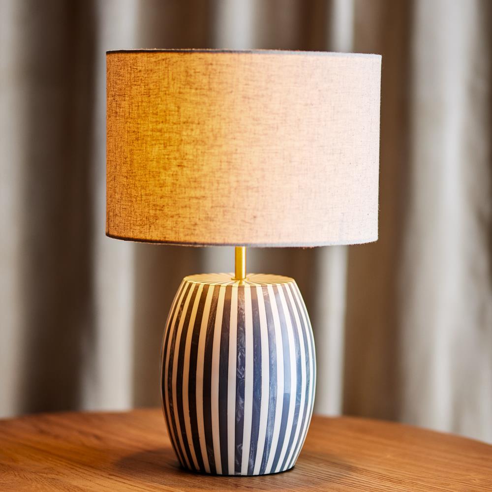 Bloomingville Tali Tischlampe grau/weiß gestreift - Tischlampe mit Leinenschirm für Wohnzimmer & Schlafzimmer
