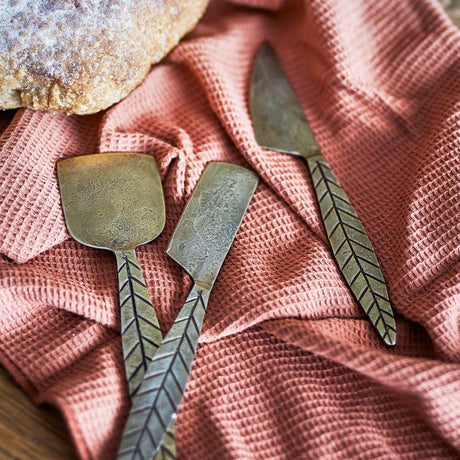 Bloomingville Citra Käsebesteck Set 3 messing - Metall Käsemesser Blatt Design für Tisch & Küche