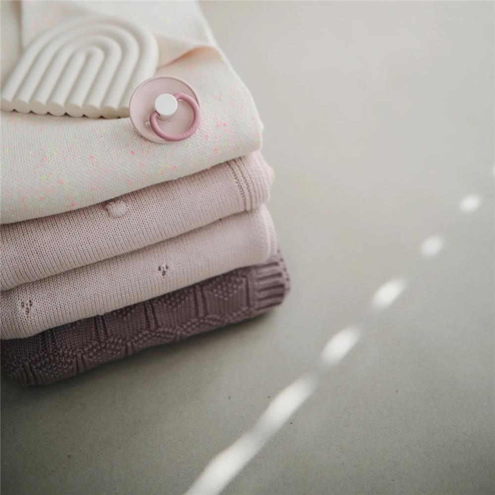 Mushie Gestrickte Babydecke Punkte, Blush, aus 100% Bio-Baumwolle