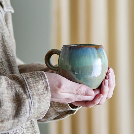 Bloomingville Paula Tasse aus Steingut in Grün 275 ml – Tasse für Küche und Tischdeko