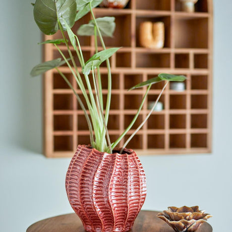 Bloomingville Callon Vase aus Steingut in Rosa, dekorative Designvase & Pflanzgefäß im mediterranen Stil
