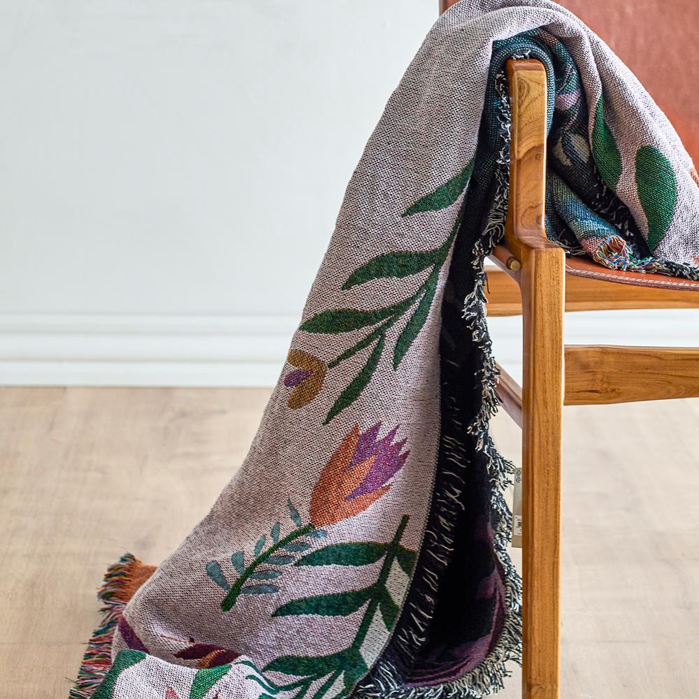 Bloomingville Yash Decke 160x130 cm bunt - Plaid aus recycelter Baumwolle mit botanischem Muster für Sofa