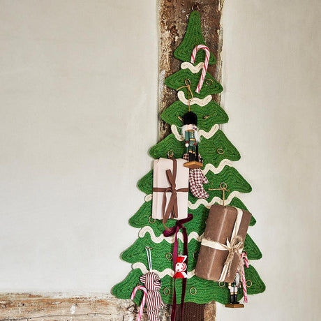 Bloomingville Nikita Baumanhänger, 6er Set – Nussknacker aus Holz, Grün & Rot, dänisches Design