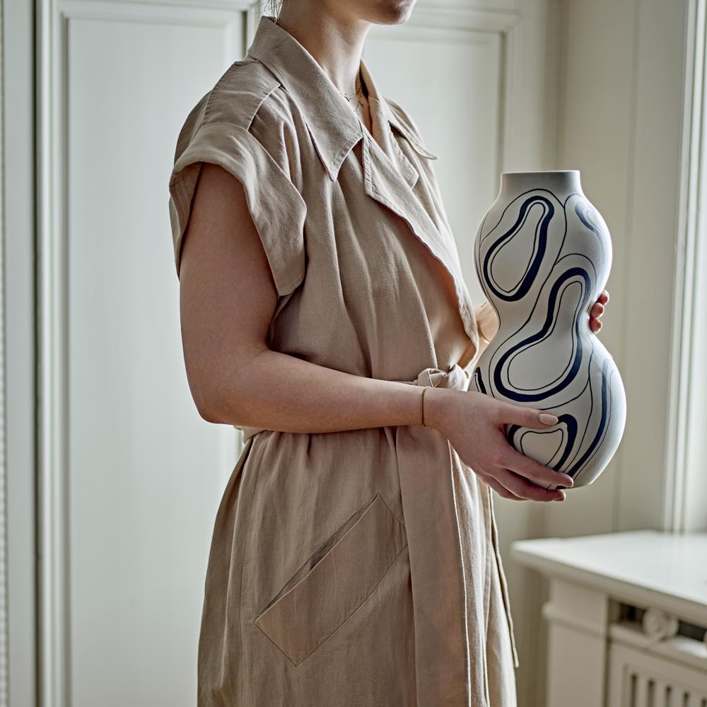 Bloomingville Nicola Vase aus Steingut in Schwarz – dekorative Vase für Wohnzimmer und Fensterbank