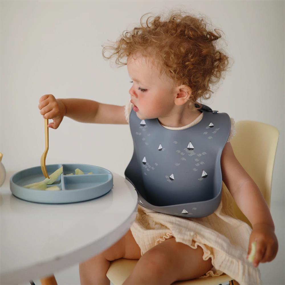 Mushie Silikon-Kinderteller, Powder Blue, Geteilter Teller mit Rutschfestem Saugnapf