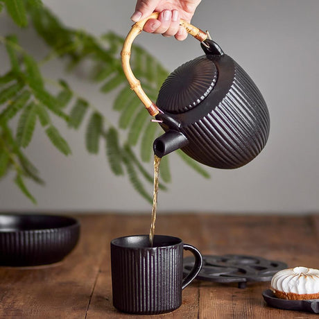 Bloomingville Neri Teekanne Schwarz – Steingut, 850 ml, Bambusgriff, skandinavisches Design mit Rillenstruktur