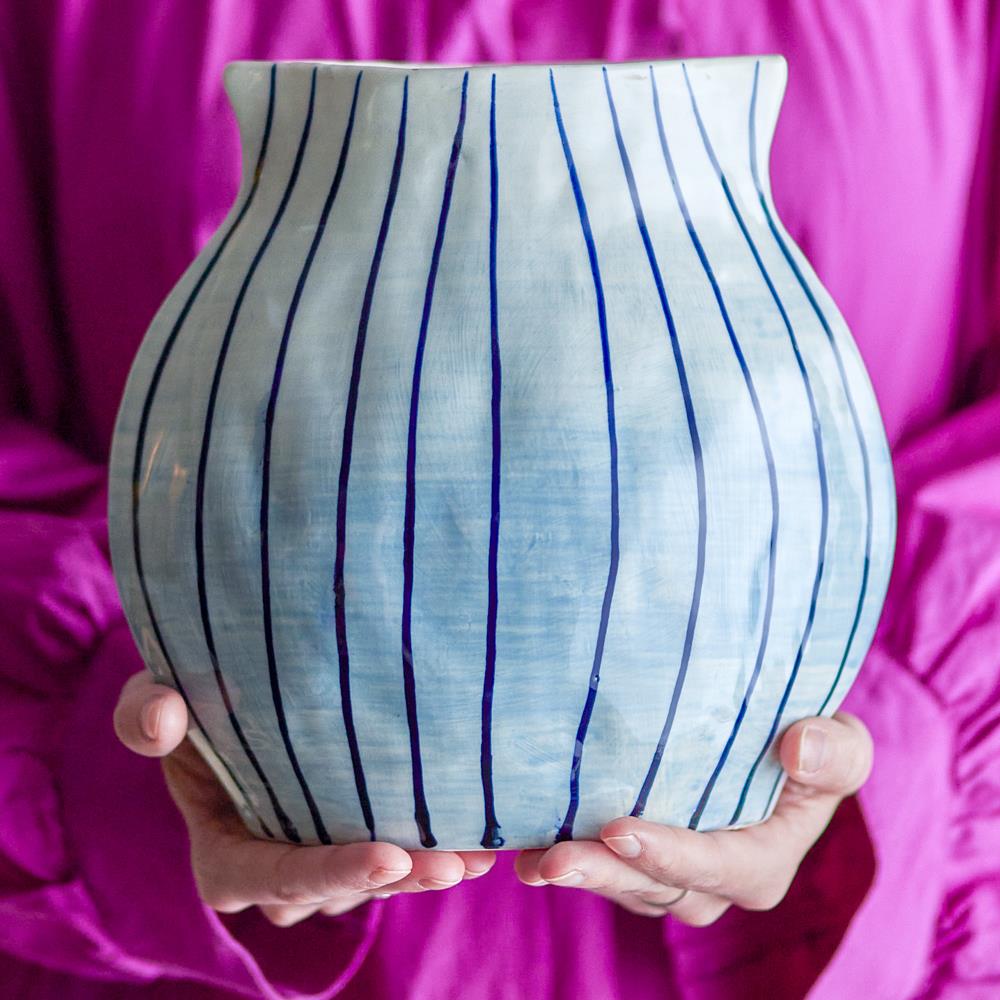 Bloomingville Esra Vase Blau Steingut L21,5xH22xW13 cm – handbemalte Designvase