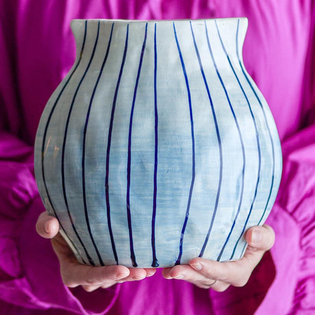 Bloomingville Esra Vase Blau Steingut L21,5xH22xW13 cm – handbemalte Designvase