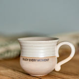 Bloomingville Claire Tasse aus Steingut in Braun mit Schriftzug „Enjoy every Moment“, große Kaffeetasse