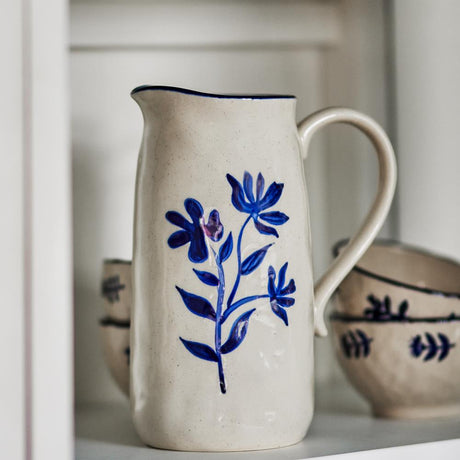 Bloomingville Eimy Krug 1898 ml blau - Steingut Krug mit Blumenmotiv für Küche & Tischdeko