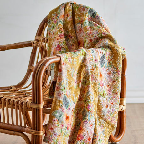Bloomingville Manoj Decke 152x127 cm bunt - Baumwolldecke mit Blumenmuster für Sofa & Wohnbereich
