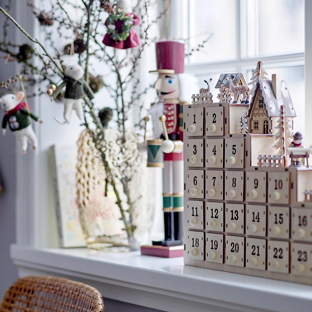Bloomingville Richie Adventskalender – Holz-Schloss mit 24 Türen und Schubladen, dänisches Design